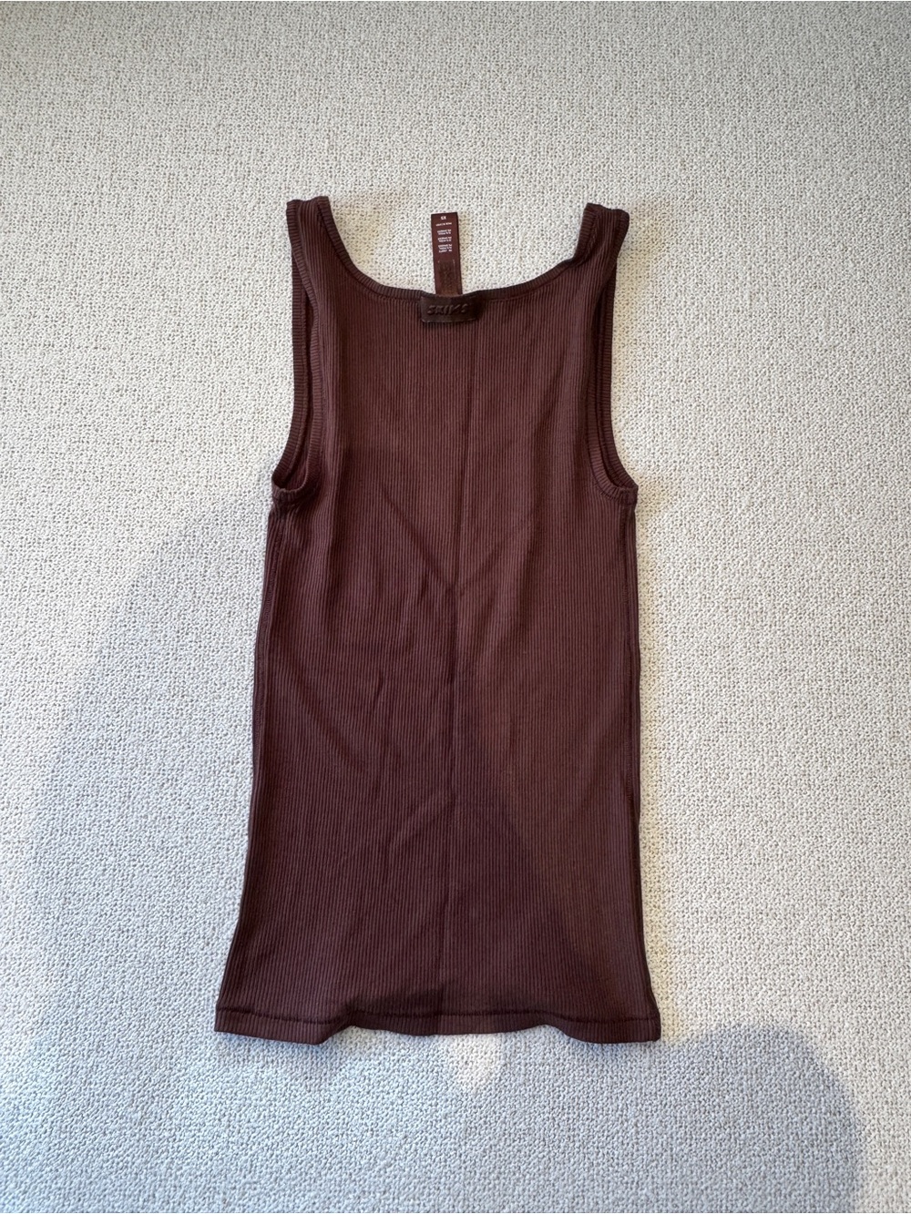 SKIMS Ribbed Scoop Tank Top - Chocolate Brown - Picture 3 of 3